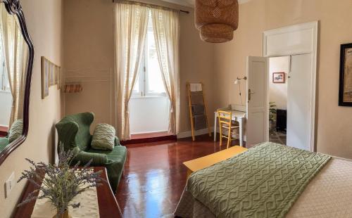 a living room with a green couch and a bed at Donde Conchita, cerca del aeropuerto norte in La Laguna