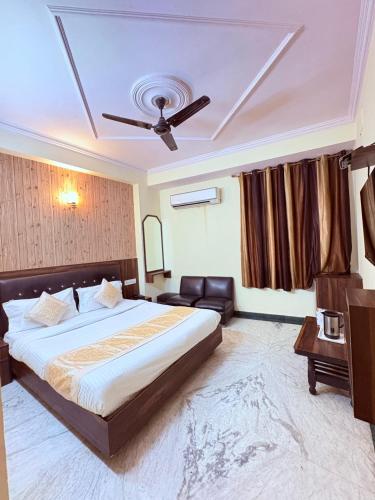 Ένα ή περισσότερα κρεβάτια σε δωμάτιο στο silvershine family hotel- new delhi