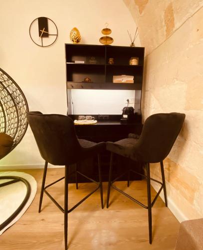 a desk with two chairs in a room at Your Exclusive Apulian Suite Near Matera in Ginosa