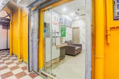 Bilik mandi di FabHotel Royal Rose Residency