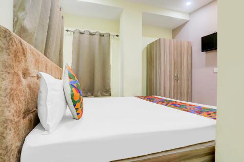 Katil atau katil-katil dalam bilik di FabHotel Royal Rose Residency