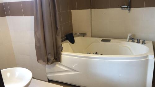 Kampong Bukit BeruangにあるMZ Guesthouse Bayou Studio Jakuziのトイレ付きの浴室にある白い浴槽