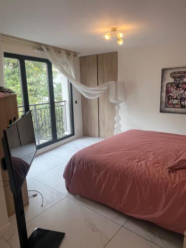 a bedroom with a red bed and a window at Villamelina in Puteaux