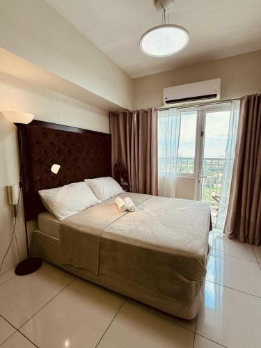 Una cama o camas en una habitación de Breeze Staycation by Charmed