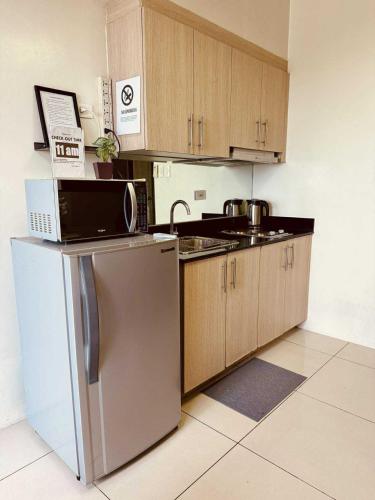 Una cocina o cocineta en Breeze Staycation by Charmed