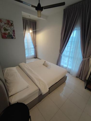 a bed in a room with two windows at CAMERON HIGHLAND CENRTUM BRINCHANG Homestay By Dcozy 6-7pax in Brinchang