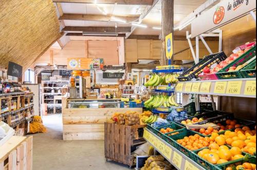 a grocery store filled with lots of fruits and vegetables at Appelscha aan de diek in Appelscha