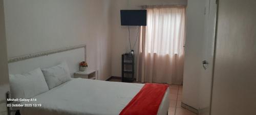 Ένα ή περισσότερα κρεβάτια σε δωμάτιο στο Eswatini Guest House, Manzini