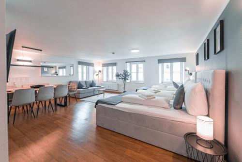 ディリンゲン・アン・デア・ドナウにあるMihalca City Apartment Dillingen 02のベッドルーム1室(大型ベッド1台付)、ダイニングルームが備わります。