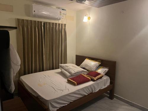 Ένα ή περισσότερα κρεβάτια σε δωμάτιο στο Aanandha Inn