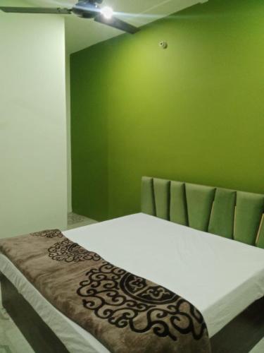 Postel nebo postele na pokoji v ubytování shree ram lala inn
