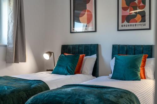 Katil atau katil-katil dalam bilik di Modern Comfort 2BR Flat for 5 Central & Quite