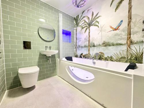 Un baño de The Board Games Apartments - Brought to you by Coastline Retreats - Themed town centre apartments ALL WITH LUXURY 2 PERSON JACUZZI BATHS - 5 mins walk to the beach, Netflix, Superfast Wifi