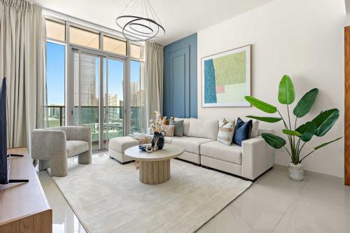 ein Wohnzimmer mit Sofa und Tisch in der Unterkunft Silkhaus Executive 2BDR in Al Reem Island in Abu Dhabi