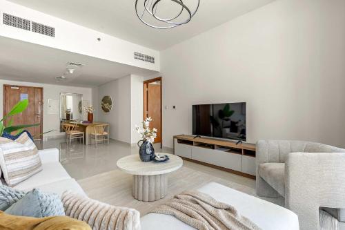 ein Wohnzimmer mit Sofa und Fernseher in der Unterkunft Silkhaus Executive 2BDR in Al Reem Island in Abu Dhabi