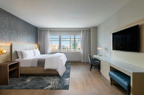 Una cama o camas en una habitación de The Westin Buffalo
