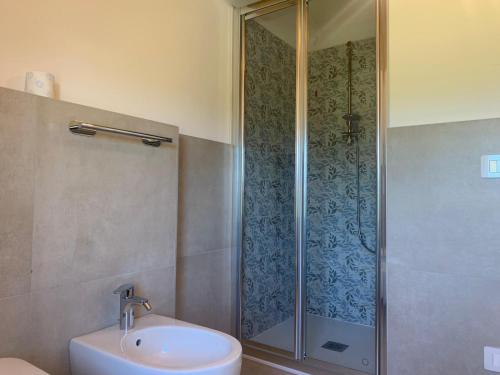 a bathroom with a shower and a sink at Agriturismo Corte Bonetti - Appartamento Il Salice in Pescantina