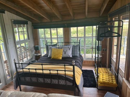 Postel nebo postele na pokoji v ubytování Weston Log Cabin