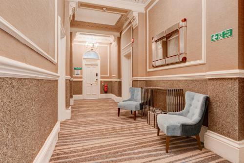 Ruang duduk di Liverpool Aigburth Hotel By Belvilla