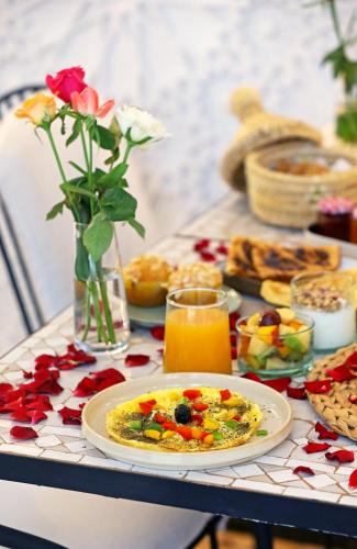 Comida en o cerca de este riad