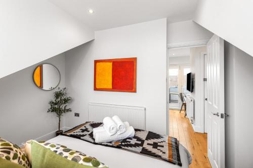 un dormitorio con una cama en una habitación en Sunny TopFloor 1BR , Balcony Views Sleeps 3, en Londres