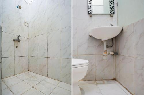 a bathroom with a toilet and a sink at OYO 94818 Sabina House Syariah in Blitar