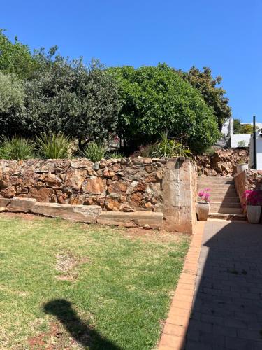 Ein Garten an der Unterkunft Cozy Cottage on 5th Avenue