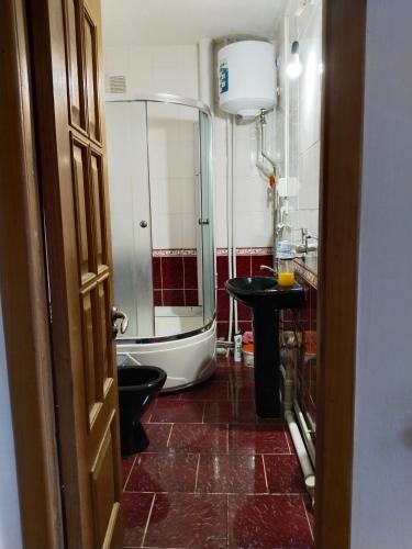 Un baño con ducha, inodoro y lavabo. en На площади 2, en Kyzylorda