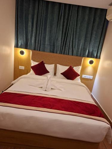 Un dormitorio con una cama grande con almohadas rojas. en Hotel Bholenath, en Katmandú