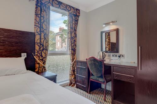 Katil atau katil-katil dalam bilik di Liverpool Aigburth Hotel By Belvilla