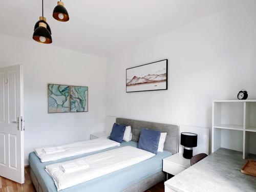Una cama o camas en una habitación de Up Resistances G