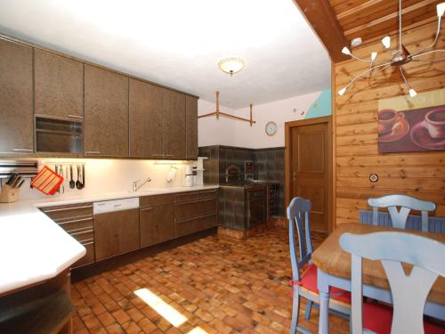 Kuchyň nebo kuchyňský kout v ubytování Chalet in Neukirchen near Ski Lifts