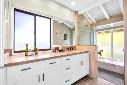 Koupelna v ubytování NEW KBM Resorts FREE CAR Kapalua Bay Villas Ocean View 1-Bedroom condo steps to beach with spacious lanai KBV-24G3