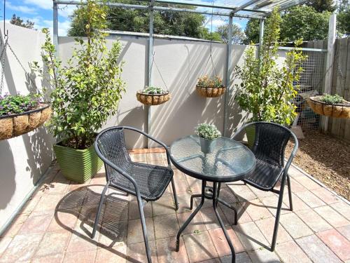 Un jardín fuera de Private Geelong Hideaway