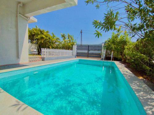ロナバラにあるll EMPYREAN STAY ll SUNFLOWER VILLA ll 3BHK ll AC ll PVT POOL ll FREE WIFI llの家の裏庭にあるプール