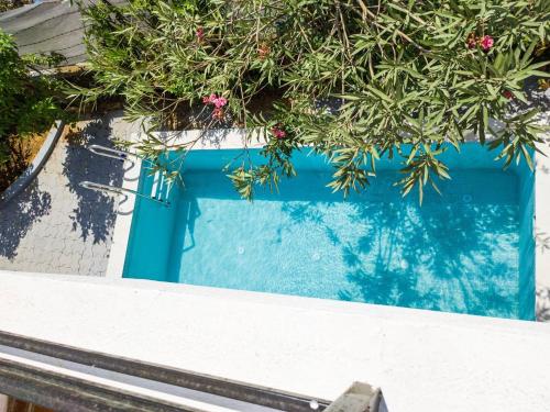 ll EMPYREAN STAY ll SUNFLOWER VILLA ll 3BHK ll AC ll PVT POOL ll FREE WIFI llの敷地内または近くにあるプール