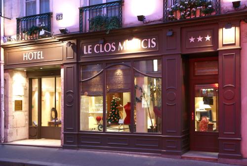 
a store front with a mannequin in front of it at Le Clos Medicis in Paris
