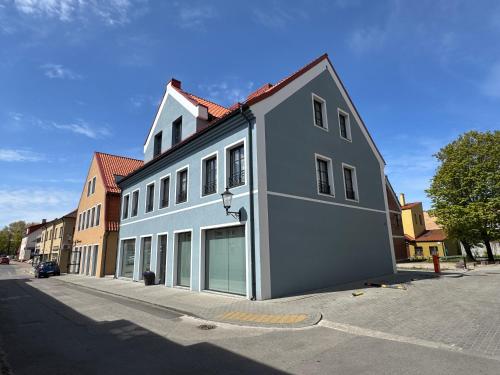un edificio al costado de una calle en Modern Luxury Apartment in Old Town, en Klaipėda