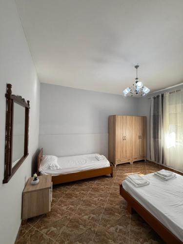 Una cama o camas en una habitación de Central Nest Vlore