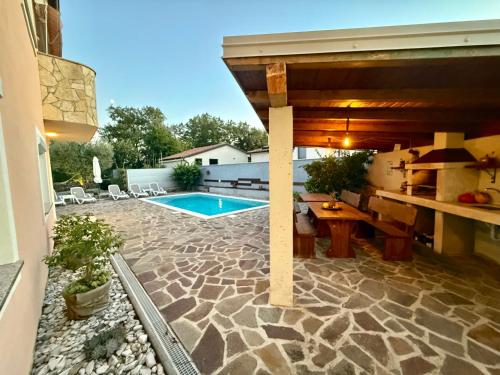 Πισίνα στο ή κοντά στο EXTRAORDINARY Amna Home with 4 bedroom and pool!