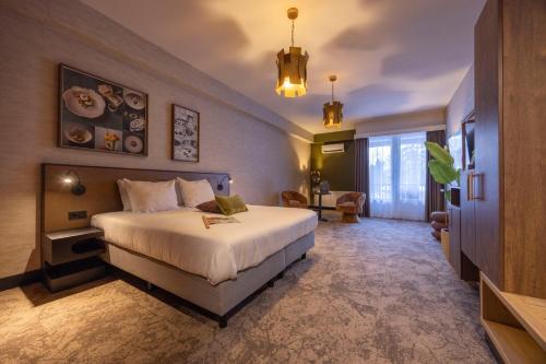 a bedroom with a large bed in a room at Fletcher Boutique Hotel De Kromme Dissel in Heelsum