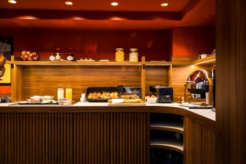 eine Küche mit einer Theke mit Essen darauf in der Unterkunft Hôtel Montparnasse Saint Germain in Paris