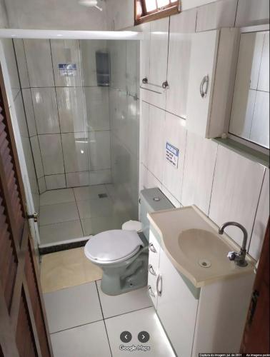 a bathroom with a shower and a toilet and a sink at Loft Saint Tropez- Arraial do Cabo in Arraial do Cabo