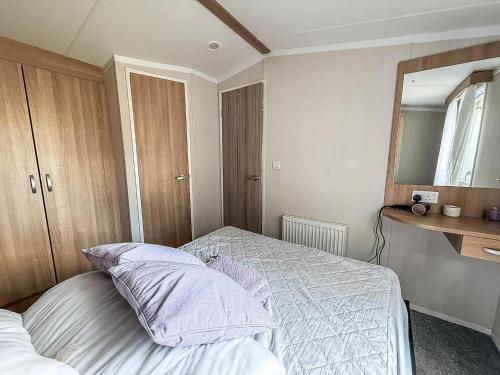 Ένα ή περισσότερα κρεβάτια σε δωμάτιο στο D Area, 2 Bed, 6 Berth Caravan With Decking And Unlimited Wi-Fi Opal Rated 36046D