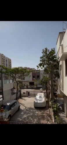 une voiture garée dans un parking à côté d'un bâtiment dans l'établissement Ram Niwas Villa 3 Bedroom Home, à Vadodara