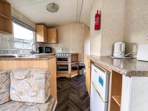 Η κουζίνα ή μικρή κουζίνα στο Cosy Caravan With Free Wifi At Sand Le Mere Holiday Park, Ref 71009R