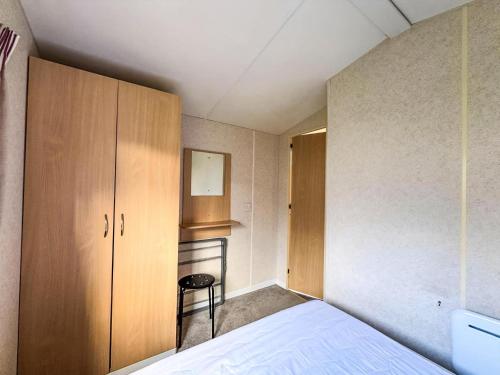 Ένα ή περισσότερα κρεβάτια σε δωμάτιο στο Cosy Caravan With Free Wifi At Sand Le Mere Holiday Park, Ref 71009R