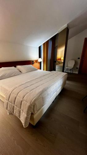 a bedroom with a large white bed in a room at Hotel Motel Europa in Ossona