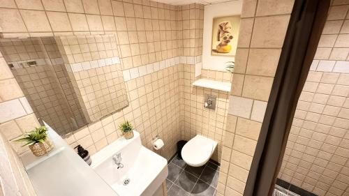 Ένα μπάνιο στο 59m2 Aarhus Lejlighed i Gadeplan med Parkering lige udenfor