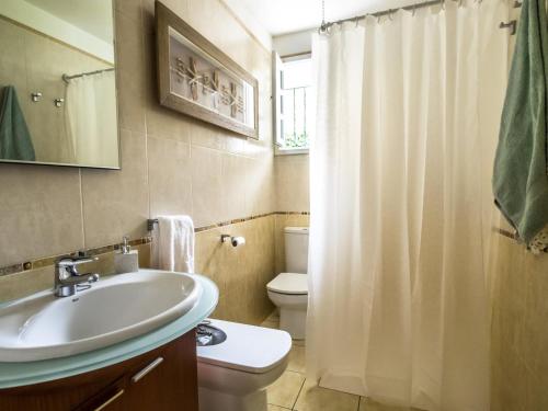 a bathroom with a sink and a toilet and a shower at Donde Conchita, cerca del aeropuerto norte in La Laguna